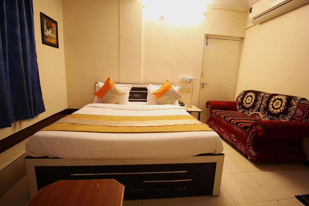 Oyo Hotel Blue Diamond Ahmedabad Exteriör bild