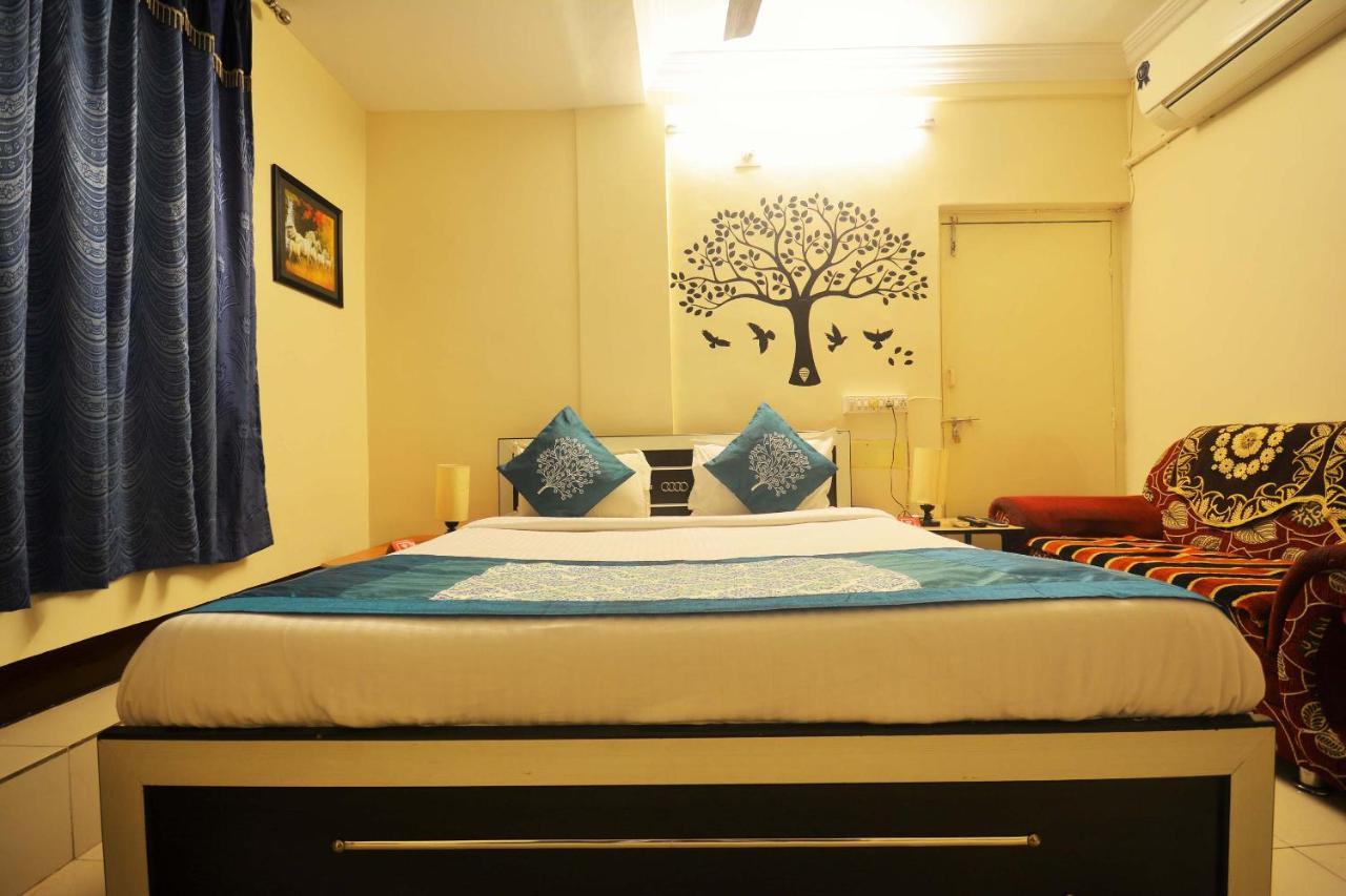 Oyo Hotel Blue Diamond Ahmedabad Exteriör bild