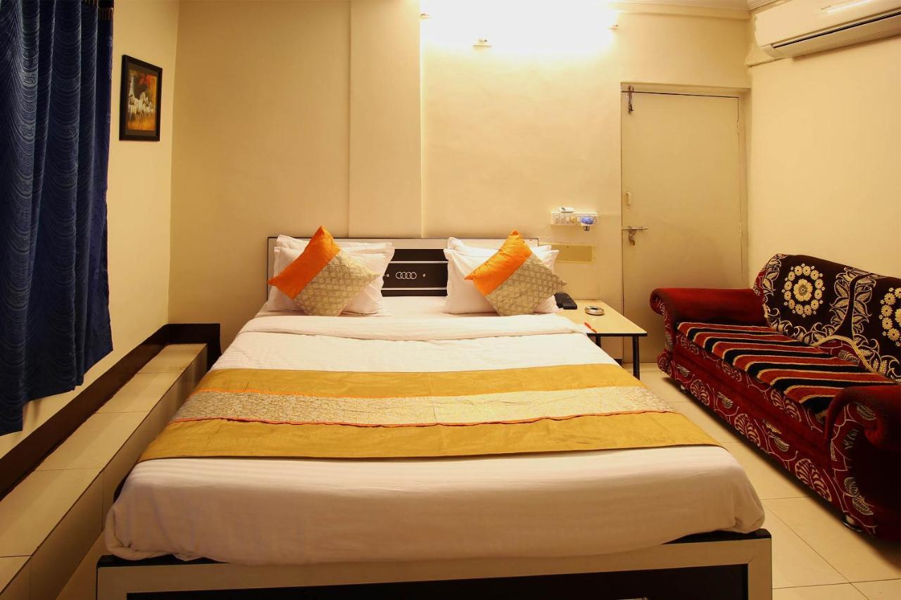 Oyo Hotel Blue Diamond Ahmedabad Exteriör bild